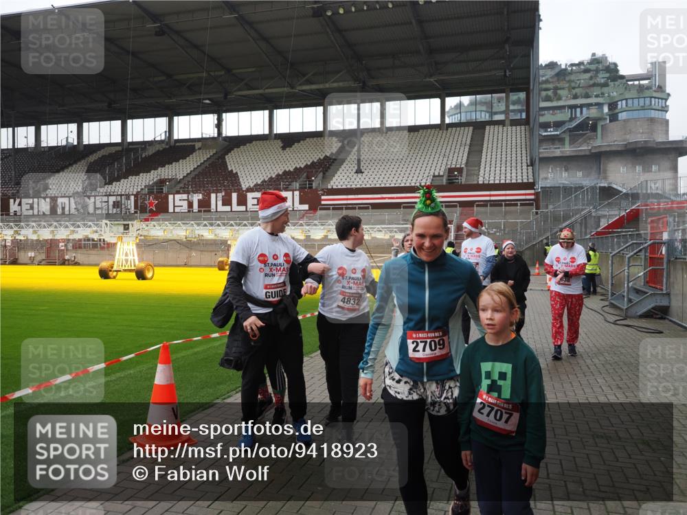 07.12.2025 - St. Pauli X-Mass-Run No. 15 Fabian Wolf http://msf.ph/oto/9418923 07.12.2025 11:28:50 Ziel 2038, 2189, 2190, 2383, 2707, 2709, 3234, 4818, 4832, 4837, 4838 meine-sportfotos.de