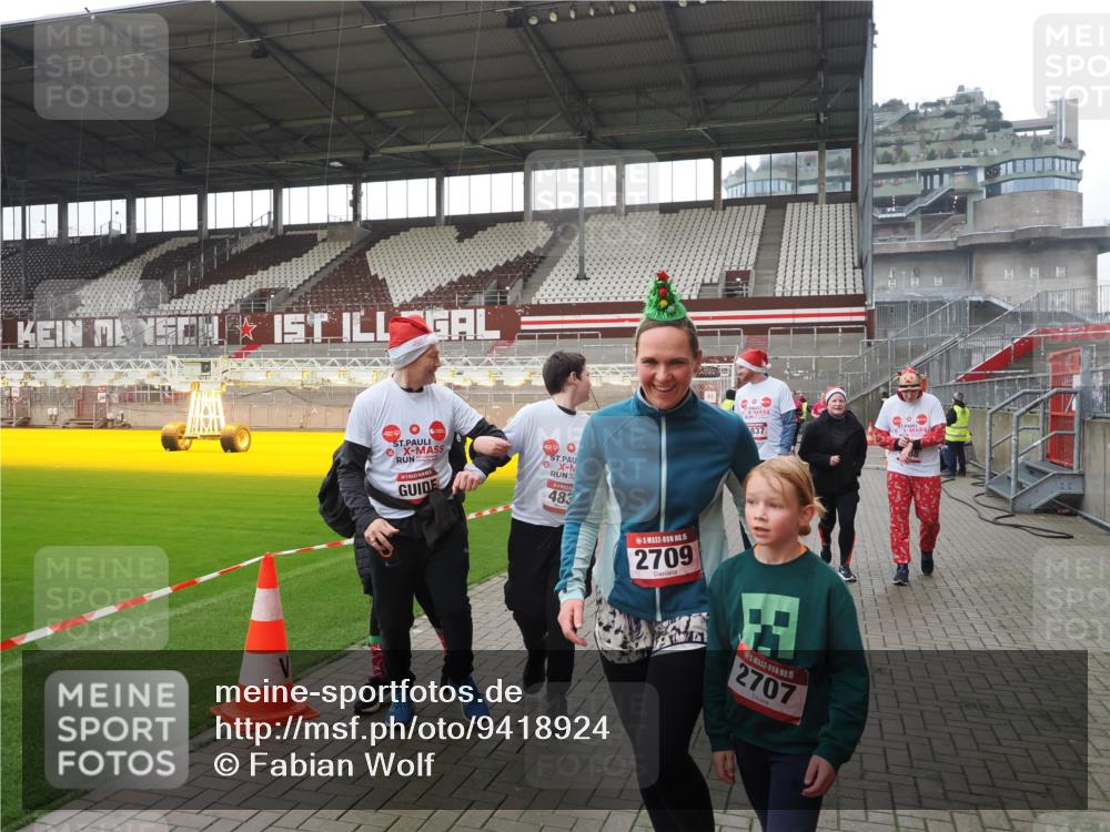 07.12.2025 - St. Pauli X-Mass-Run No. 15 Fabian Wolf http://msf.ph/oto/9418924 07.12.2025 11:28:50 Ziel 2038, 2189, 2190, 2383, 2707, 2709, 3234, 4818, 4832, 4837, 4838 meine-sportfotos.de