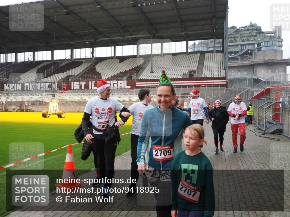 07.12.2025 - St. Pauli X-Mass-Run No. 15 Fabian Wolf http://msf.ph/oto/9418925 07.12.2025 11:28:50 Ziel 2038, 2189, 2190, 2383, 2707, 2709, 3234, 4818, 4832, 4837, 4838 meine-sportfotos.de
