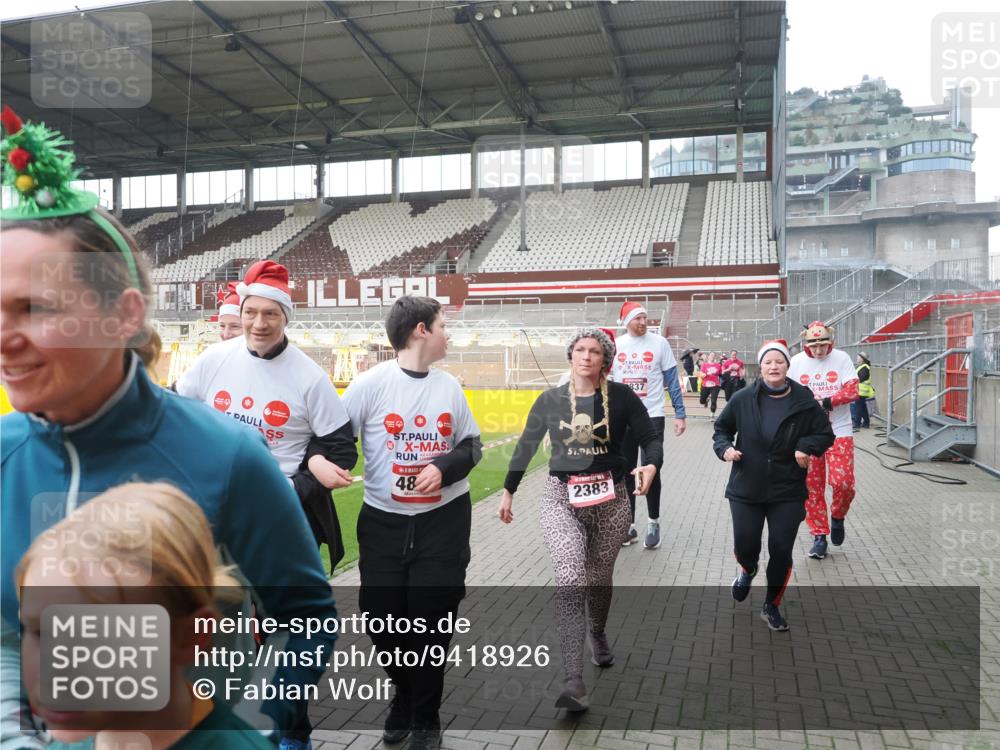 07.12.2025 - St. Pauli X-Mass-Run No. 15 Fabian Wolf http://msf.ph/oto/9418926 07.12.2025 11:28:51 Ziel 2038, 2189, 2190, 2383, 2707, 2709, 3234, 4818, 4832, 4837, 4838 meine-sportfotos.de