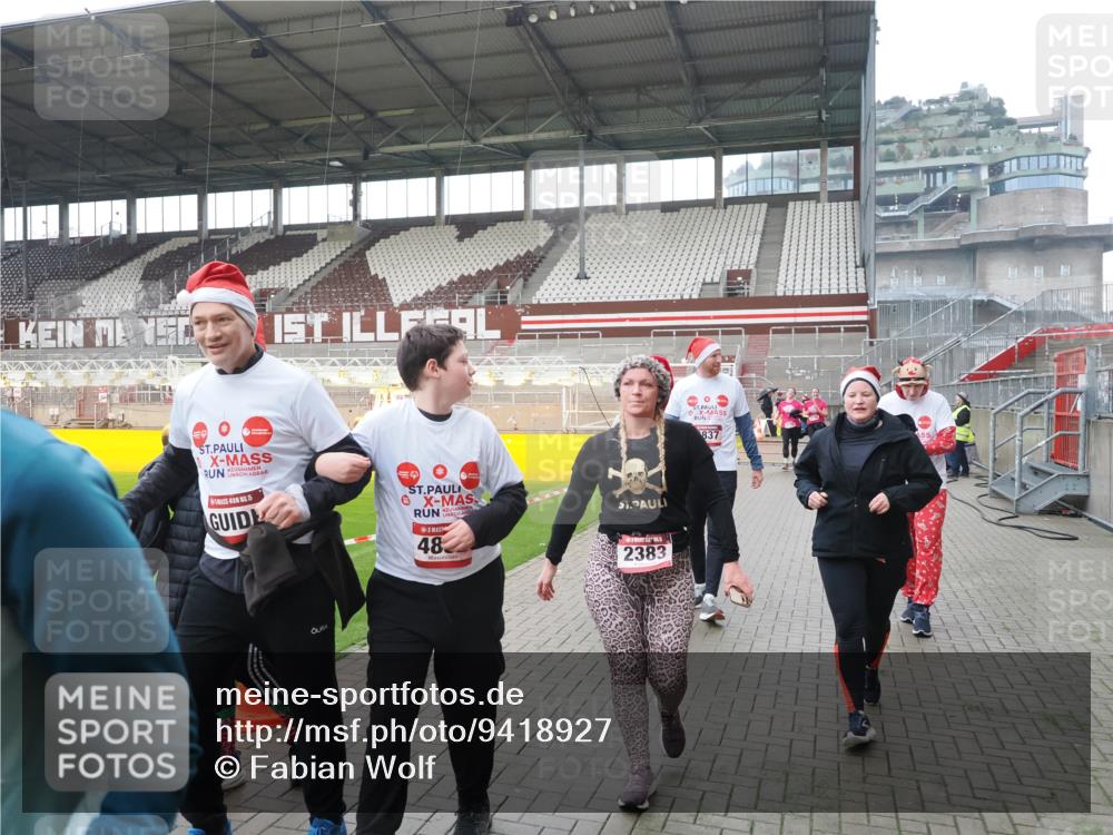 07.12.2025 - St. Pauli X-Mass-Run No. 15 Fabian Wolf http://msf.ph/oto/9418927 07.12.2025 11:28:52 Ziel 2038, 2189, 2190, 2383, 2707, 2709, 3234, 4818, 4837, 4838 meine-sportfotos.de