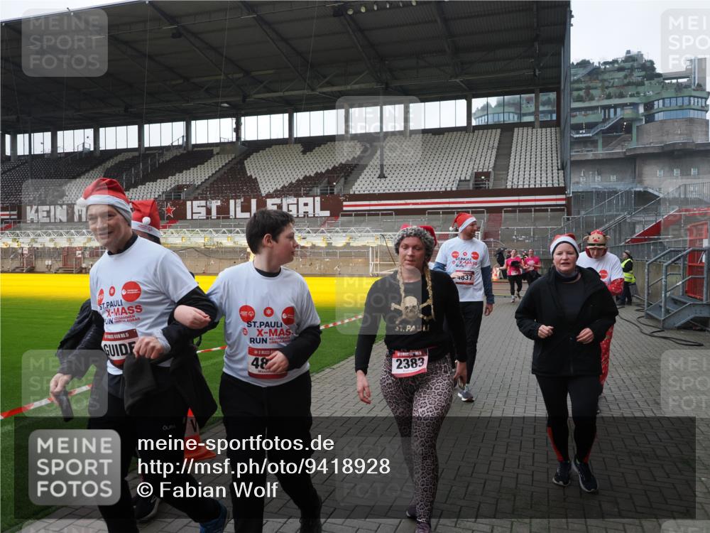 07.12.2025 - St. Pauli X-Mass-Run No. 15 Fabian Wolf http://msf.ph/oto/9418928 07.12.2025 11:28:52 Ziel 2038, 2189, 2190, 2383, 2707, 2709, 3234, 4818, 4837, 4838 meine-sportfotos.de