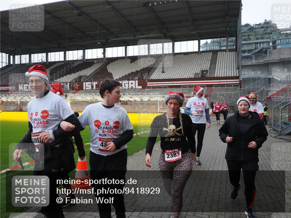 07.12.2025 - St. Pauli X-Mass-Run No. 15 Fabian Wolf http://msf.ph/oto/9418929 07.12.2025 11:28:52 Ziel 2038, 2189, 2190, 2383, 2707, 2709, 3234, 4818, 4837, 4838 meine-sportfotos.de