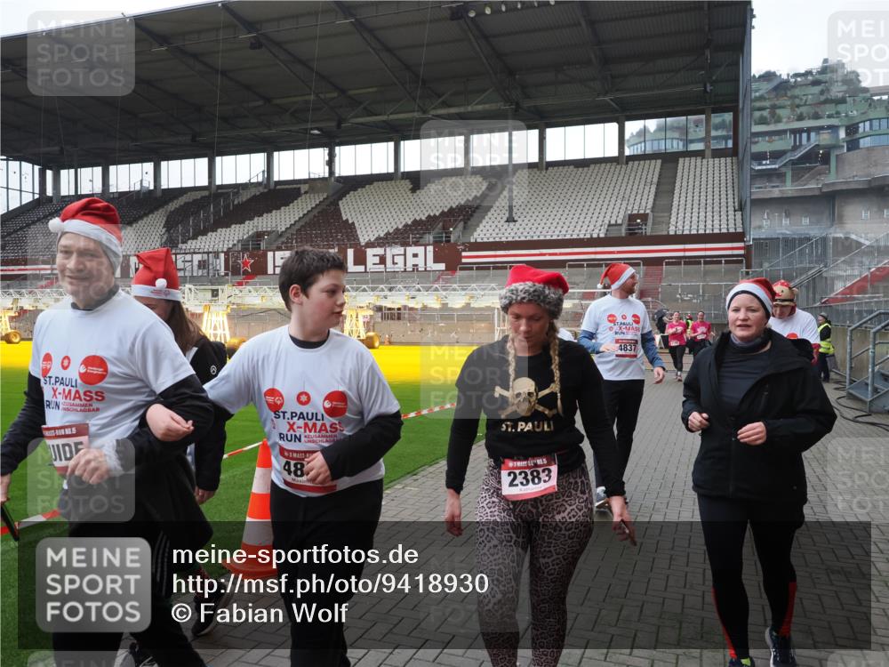 07.12.2025 - St. Pauli X-Mass-Run No. 15 Fabian Wolf http://msf.ph/oto/9418930 07.12.2025 11:28:52 Ziel 2038, 2189, 2190, 2383, 2707, 2709, 3234, 4818, 4837, 4838 meine-sportfotos.de