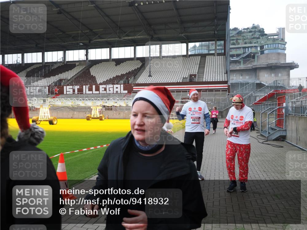 07.12.2025 - St. Pauli X-Mass-Run No. 15 Fabian Wolf http://msf.ph/oto/9418932 07.12.2025 11:28:54 Ziel 2038, 2189, 2190, 2383, 2707, 2709, 3234, 4818, 4837, 4838 meine-sportfotos.de