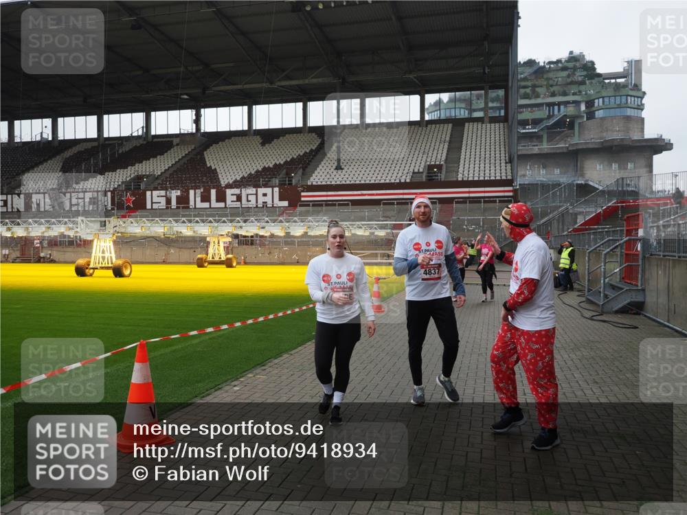 07.12.2025 - St. Pauli X-Mass-Run No. 15 Fabian Wolf http://msf.ph/oto/9418934 07.12.2025 11:28:55 Ziel 2038, 2189, 2190, 2383, 2707, 2709, 3234, 4818, 4837, 4838 meine-sportfotos.de
