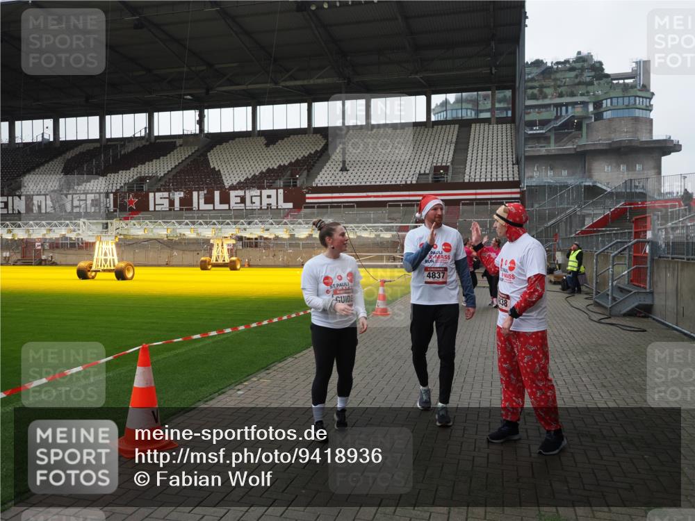 07.12.2025 - St. Pauli X-Mass-Run No. 15 Fabian Wolf http://msf.ph/oto/9418936 07.12.2025 11:28:55 Ziel 2038, 2189, 2190, 2383, 2707, 2709, 3234, 4818, 4837, 4838 meine-sportfotos.de
