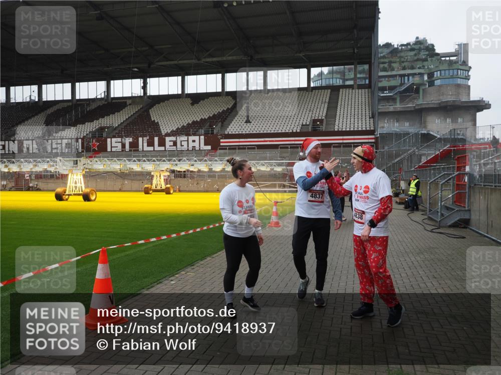 07.12.2025 - St. Pauli X-Mass-Run No. 15 Fabian Wolf http://msf.ph/oto/9418937 07.12.2025 11:28:55 Ziel 2038, 2189, 2190, 2383, 2707, 2709, 3234, 4818, 4837, 4838 meine-sportfotos.de