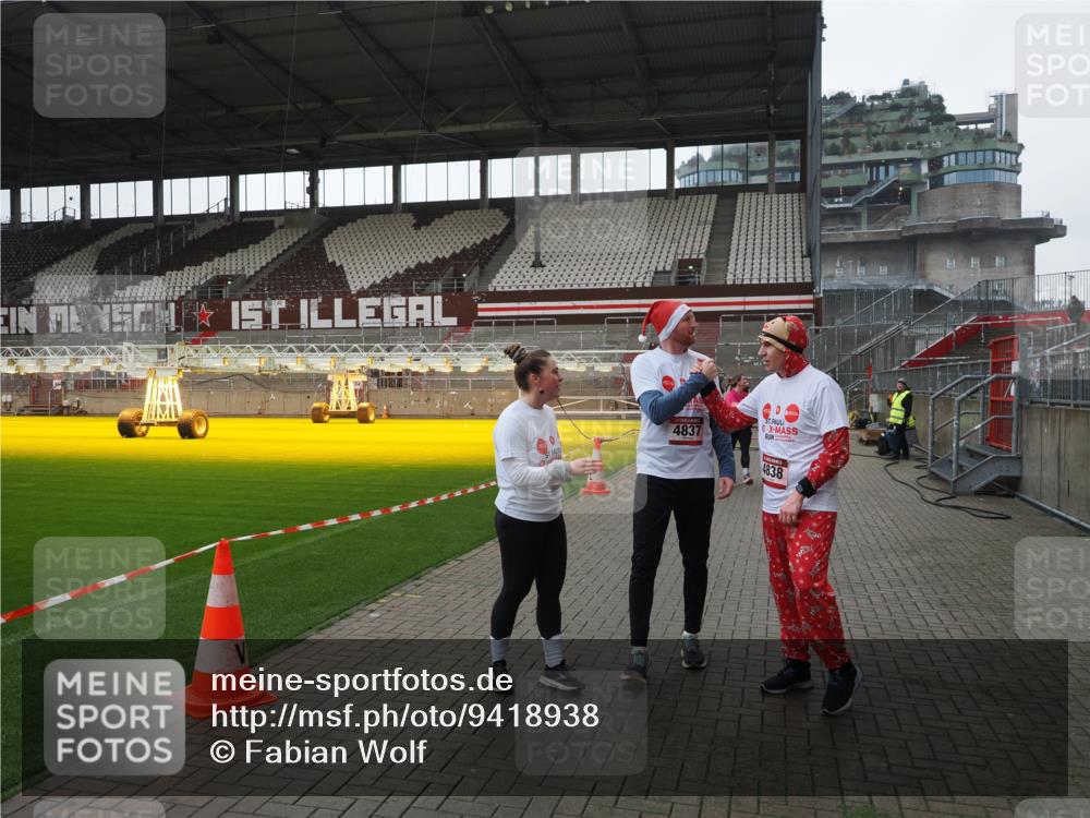 07.12.2025 - St. Pauli X-Mass-Run No. 15 Fabian Wolf http://msf.ph/oto/9418938 07.12.2025 11:28:55 Ziel 2038, 2189, 2190, 2383, 2707, 2709, 3234, 4818, 4837, 4838 meine-sportfotos.de