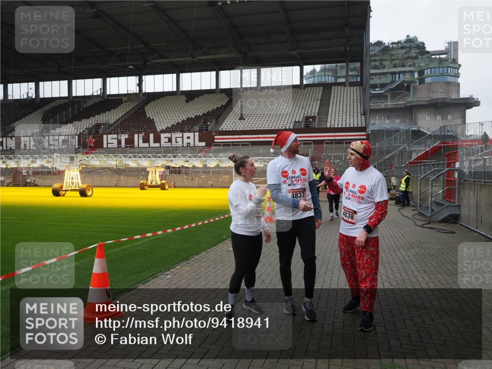 07.12.2025 - St. Pauli X-Mass-Run No. 15 Fabian Wolf http://msf.ph/oto/9418941 07.12.2025 11:28:56 Ziel 2038, 2189, 2190, 2383, 2707, 2709, 3234, 4818, 4837, 4838 meine-sportfotos.de