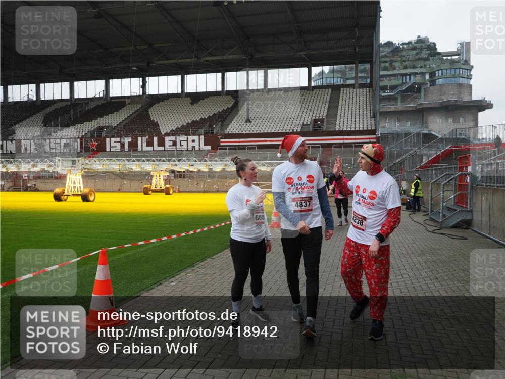 07.12.2025 - St. Pauli X-Mass-Run No. 15 Fabian Wolf http://msf.ph/oto/9418942 07.12.2025 11:28:56 Ziel 2038, 2189, 2190, 2383, 2707, 2709, 3234, 4818, 4837, 4838 meine-sportfotos.de