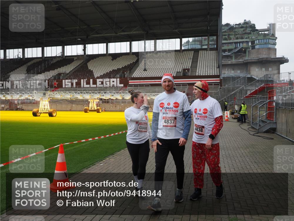 07.12.2025 - St. Pauli X-Mass-Run No. 15 Fabian Wolf http://msf.ph/oto/9418944 07.12.2025 11:28:57 Ziel 2038, 2189, 2190, 2383, 2707, 2709, 3234, 4818, 4837, 4838 meine-sportfotos.de