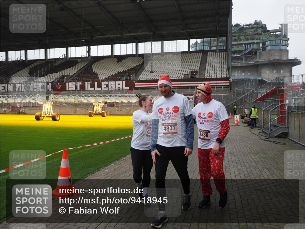 07.12.2025 - St. Pauli X-Mass-Run No. 15 Fabian Wolf http://msf.ph/oto/9418945 07.12.2025 11:28:57 Ziel 2038, 2189, 2190, 2383, 2707, 2709, 3234, 4818, 4837, 4838 meine-sportfotos.de
