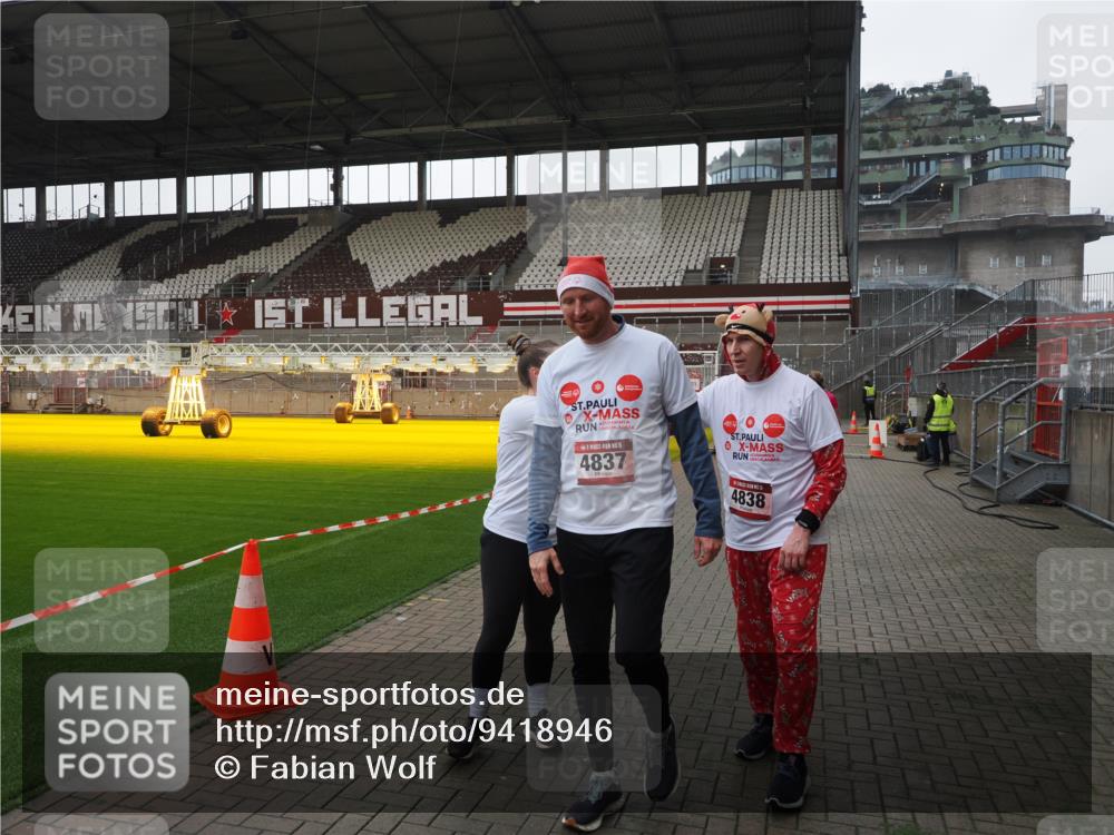 07.12.2025 - St. Pauli X-Mass-Run No. 15 Fabian Wolf http://msf.ph/oto/9418946 07.12.2025 11:28:57 Ziel 2038, 2189, 2190, 2383, 2707, 2709, 3234, 4818, 4837, 4838 meine-sportfotos.de