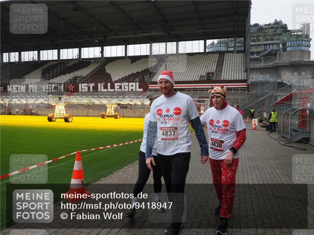 07.12.2025 - St. Pauli X-Mass-Run No. 15 Fabian Wolf http://msf.ph/oto/9418947 07.12.2025 11:28:57 Ziel 2038, 2189, 2190, 2383, 2707, 2709, 3234, 4818, 4837, 4838 meine-sportfotos.de