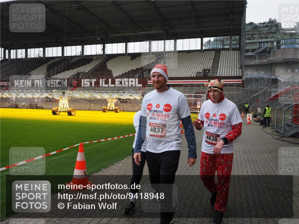 07.12.2025 - St. Pauli X-Mass-Run No. 15 Fabian Wolf http://msf.ph/oto/9418948 07.12.2025 11:28:58 Ziel 2038, 2189, 2190, 2707, 2709, 3234, 4818, 4837, 4838 meine-sportfotos.de
