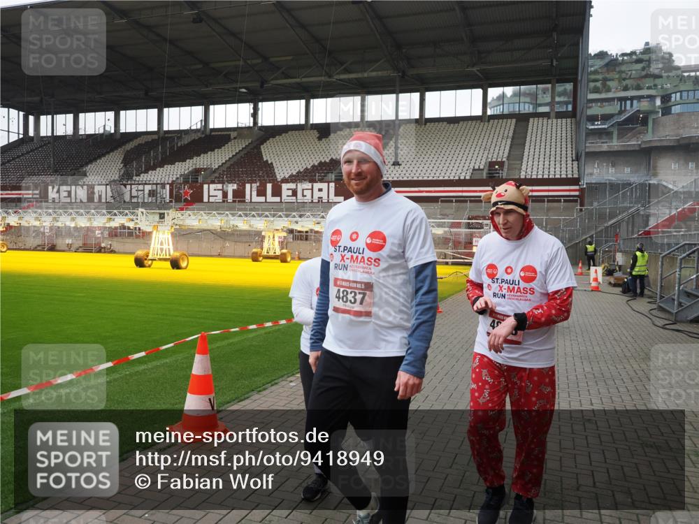 07.12.2025 - St. Pauli X-Mass-Run No. 15 Fabian Wolf http://msf.ph/oto/9418949 07.12.2025 11:28:58 Ziel 2038, 2189, 2190, 2707, 2709, 3234, 4818, 4837, 4838 meine-sportfotos.de