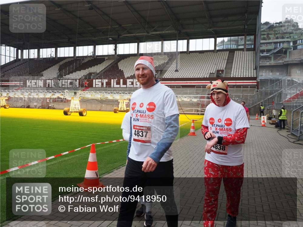 07.12.2025 - St. Pauli X-Mass-Run No. 15 Fabian Wolf http://msf.ph/oto/9418950 07.12.2025 11:28:58 Ziel 2038, 2189, 2190, 2707, 2709, 3234, 4818, 4837, 4838 meine-sportfotos.de