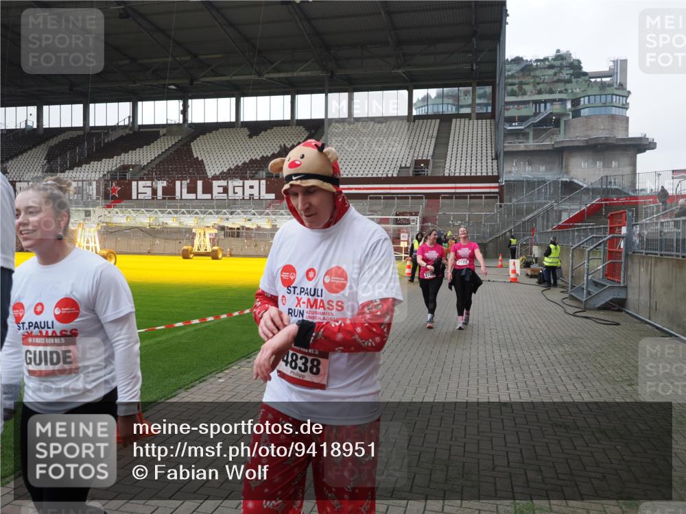 07.12.2025 - St. Pauli X-Mass-Run No. 15 Fabian Wolf http://msf.ph/oto/9418951 07.12.2025 11:28:59 Ziel 2038, 2189, 2190, 2709, 3234, 4818, 4837, 4838 meine-sportfotos.de