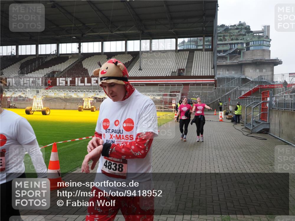 07.12.2025 - St. Pauli X-Mass-Run No. 15 Fabian Wolf http://msf.ph/oto/9418952 07.12.2025 11:28:59 Ziel 2038, 2189, 2190, 2709, 3234, 4818, 4837, 4838 meine-sportfotos.de