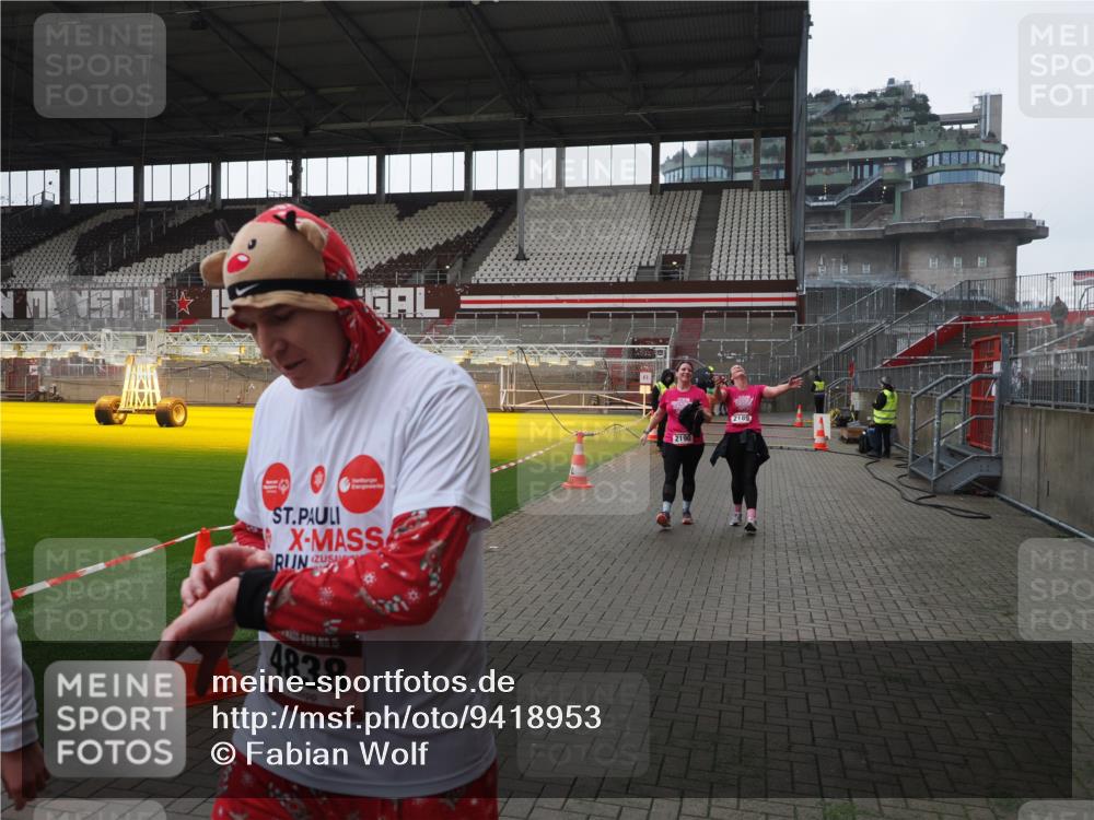 07.12.2025 - St. Pauli X-Mass-Run No. 15 Fabian Wolf http://msf.ph/oto/9418953 07.12.2025 11:28:59 Ziel 2038, 2189, 2190, 2709, 3234, 4818, 4837, 4838 meine-sportfotos.de