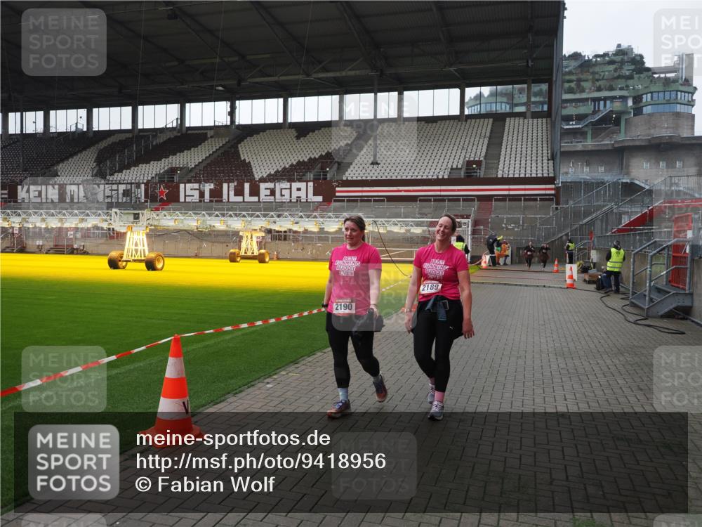 07.12.2025 - St. Pauli X-Mass-Run No. 15 Fabian Wolf http://msf.ph/oto/9418956 07.12.2025 11:29:03 Ziel 2038, 2189, 2190 meine-sportfotos.de