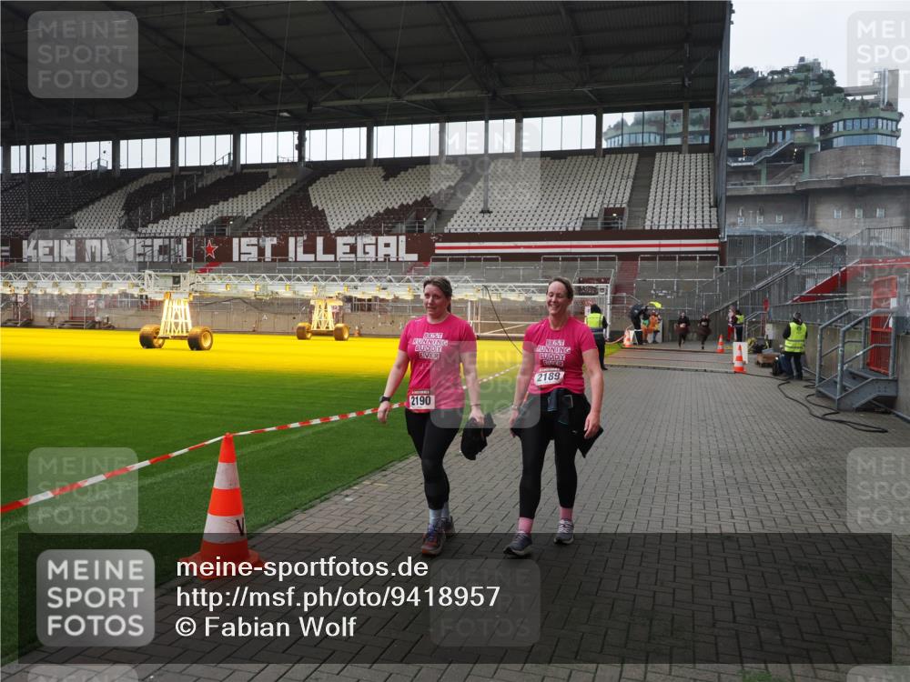 07.12.2025 - St. Pauli X-Mass-Run No. 15 Fabian Wolf http://msf.ph/oto/9418957 07.12.2025 11:29:03 Ziel 2038, 2189, 2190 meine-sportfotos.de