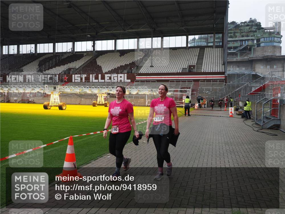 07.12.2025 - St. Pauli X-Mass-Run No. 15 Fabian Wolf http://msf.ph/oto/9418959 07.12.2025 11:29:04 Ziel 2189, 2190 meine-sportfotos.de
