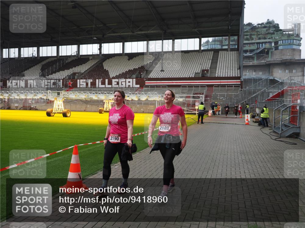 07.12.2025 - St. Pauli X-Mass-Run No. 15 Fabian Wolf http://msf.ph/oto/9418960 07.12.2025 11:29:04 Ziel 2189, 2190 meine-sportfotos.de
