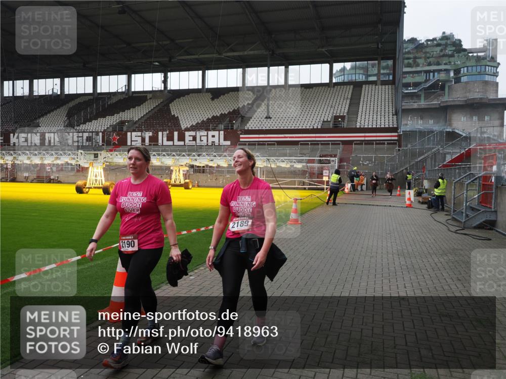07.12.2025 - St. Pauli X-Mass-Run No. 15 Fabian Wolf http://msf.ph/oto/9418963 07.12.2025 11:29:05 Ziel 2189, 2190 meine-sportfotos.de