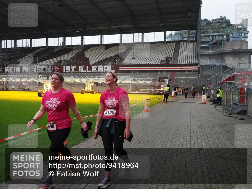 07.12.2025 - St. Pauli X-Mass-Run No. 15 Fabian Wolf http://msf.ph/oto/9418964 07.12.2025 11:29:05 Ziel 2189, 2190 meine-sportfotos.de
