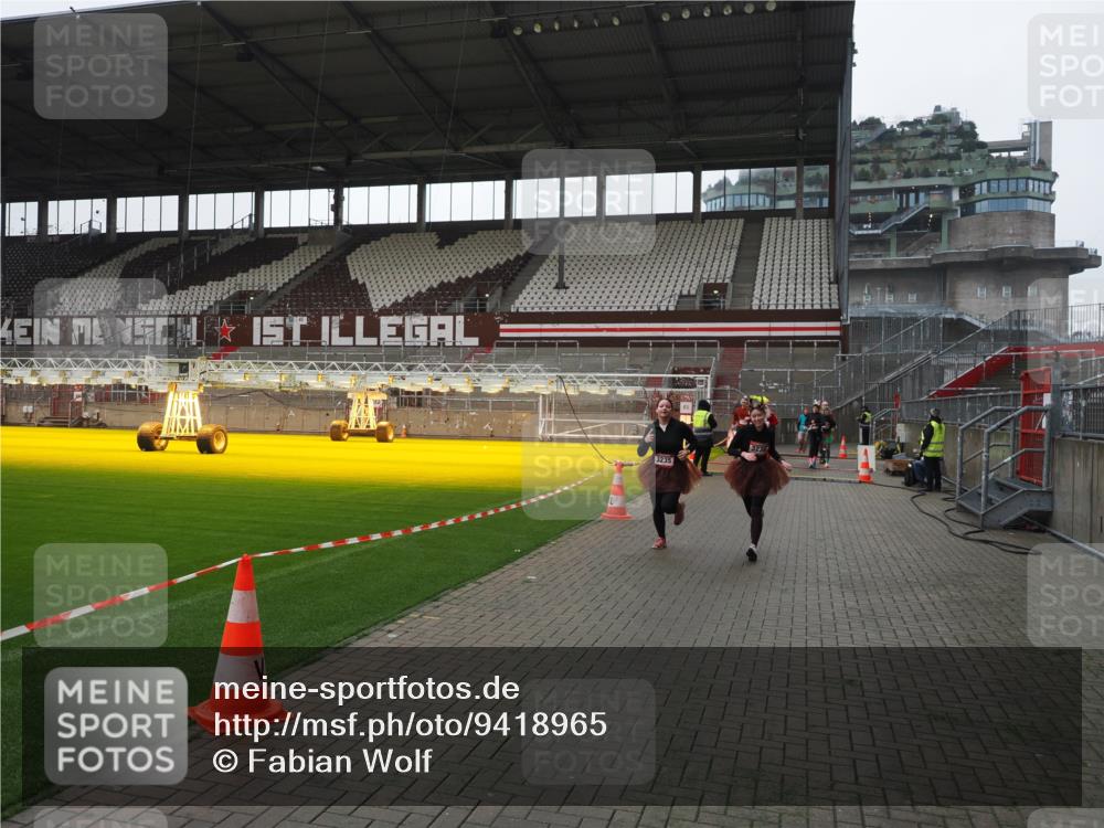 07.12.2025 - St. Pauli X-Mass-Run No. 15 Fabian Wolf http://msf.ph/oto/9418965 07.12.2025 11:29:09 Ziel 861, 2189, 2190, 2676, 3235, 3236 meine-sportfotos.de