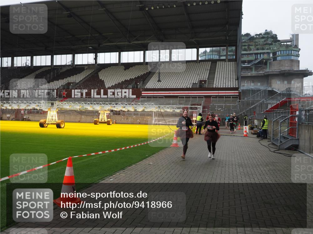 07.12.2025 - St. Pauli X-Mass-Run No. 15 Fabian Wolf http://msf.ph/oto/9418966 07.12.2025 11:29:10 Ziel 861, 2676, 3235, 3236, 4392, 4432, 4452 meine-sportfotos.de