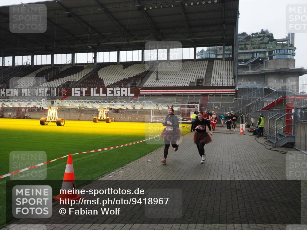 07.12.2025 - St. Pauli X-Mass-Run No. 15 Fabian Wolf http://msf.ph/oto/9418967 07.12.2025 11:29:10 Ziel 861, 2676, 3235, 3236, 4392, 4432, 4452 meine-sportfotos.de