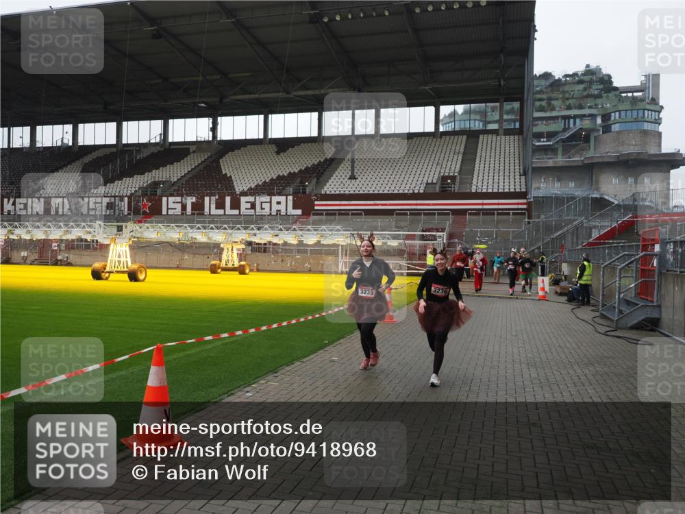 07.12.2025 - St. Pauli X-Mass-Run No. 15 Fabian Wolf http://msf.ph/oto/9418968 07.12.2025 11:29:10 Ziel 861, 2676, 3235, 3236, 4392, 4432, 4452 meine-sportfotos.de