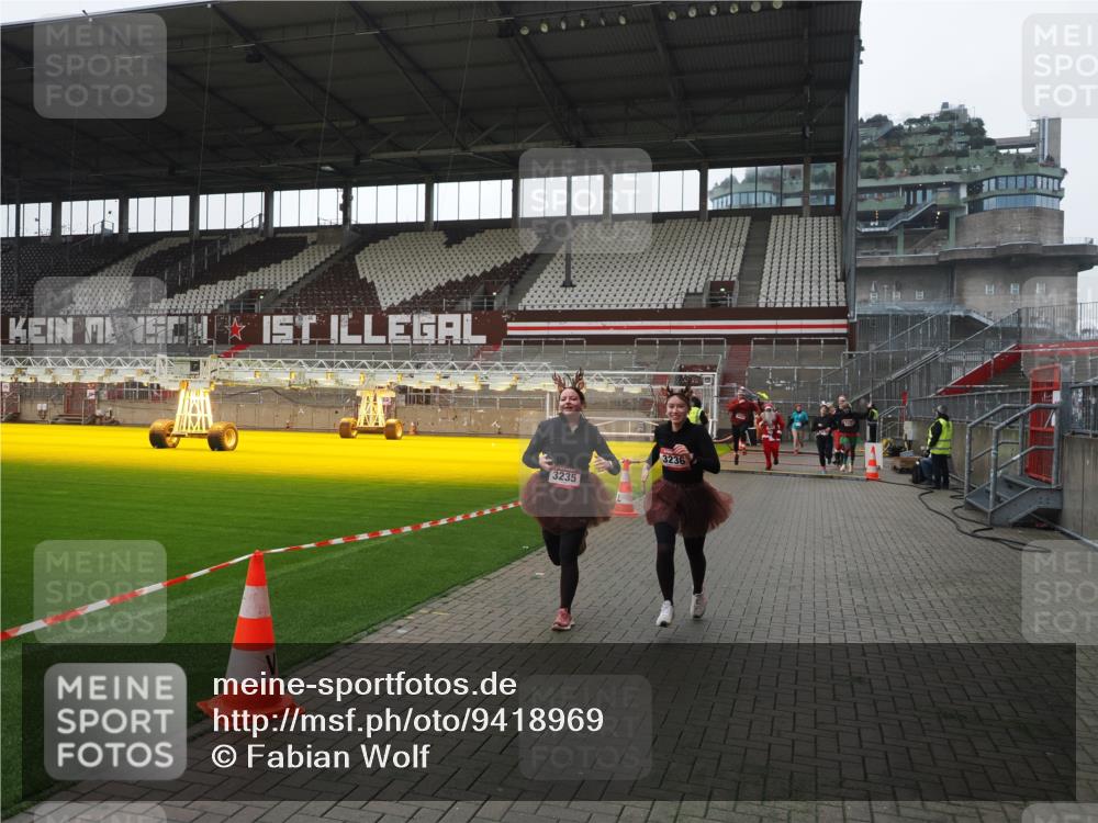 07.12.2025 - St. Pauli X-Mass-Run No. 15 Fabian Wolf http://msf.ph/oto/9418969 07.12.2025 11:29:10 Ziel 861, 2676, 3235, 3236, 4392, 4432, 4452 meine-sportfotos.de