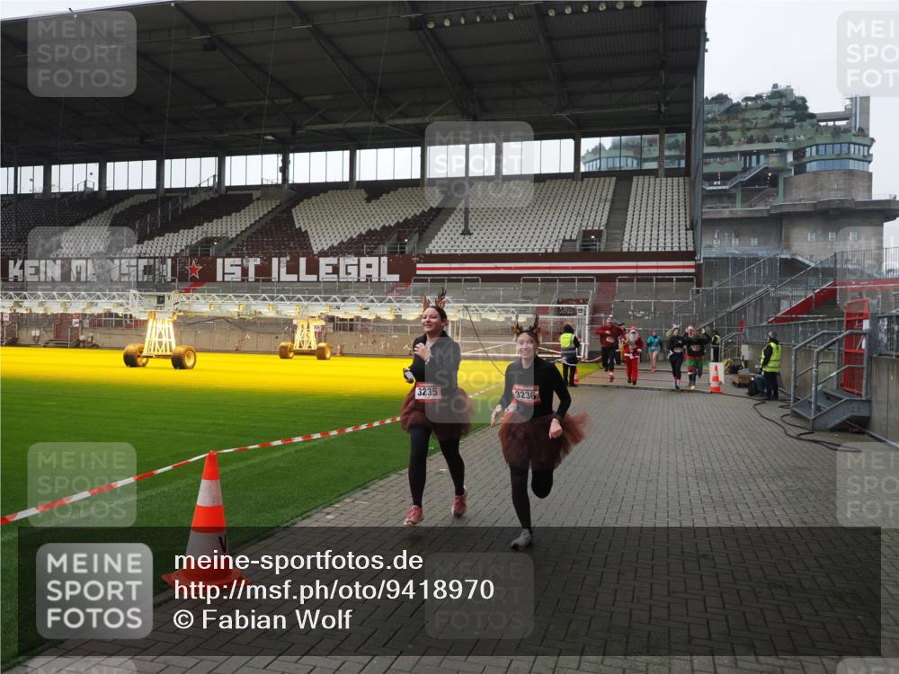 07.12.2025 - St. Pauli X-Mass-Run No. 15 Fabian Wolf http://msf.ph/oto/9418970 07.12.2025 11:29:11 Ziel 861, 2676, 3235, 3236, 4392, 4432, 4452 meine-sportfotos.de
