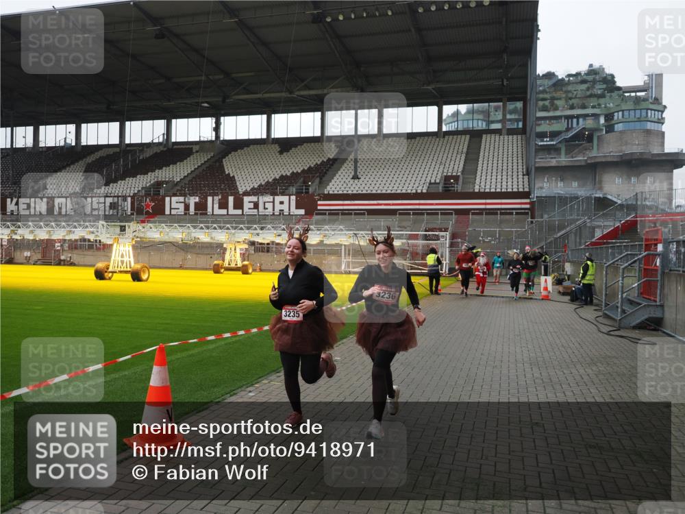 07.12.2025 - St. Pauli X-Mass-Run No. 15 Fabian Wolf http://msf.ph/oto/9418971 07.12.2025 11:29:11 Ziel 861, 2676, 3235, 3236, 4392, 4432, 4452 meine-sportfotos.de