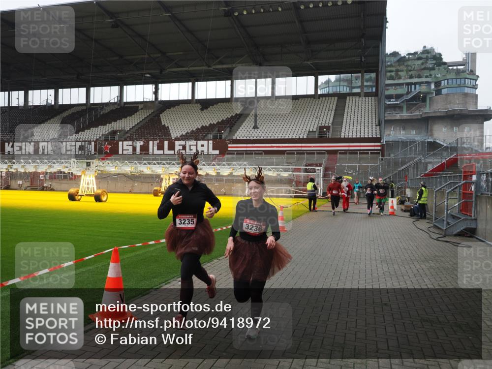 07.12.2025 - St. Pauli X-Mass-Run No. 15 Fabian Wolf http://msf.ph/oto/9418972 07.12.2025 11:29:11 Ziel 861, 2676, 3235, 3236, 4392, 4432, 4452 meine-sportfotos.de