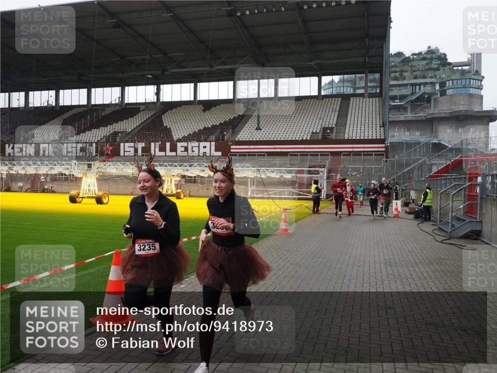 07.12.2025 - St. Pauli X-Mass-Run No. 15 Fabian Wolf http://msf.ph/oto/9418973 07.12.2025 11:29:11 Ziel 861, 2676, 3235, 3236, 4392, 4432, 4452 meine-sportfotos.de