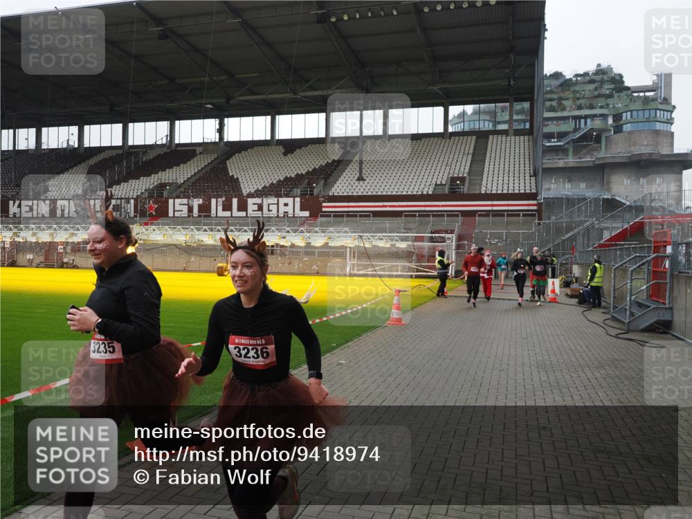 07.12.2025 - St. Pauli X-Mass-Run No. 15 Fabian Wolf http://msf.ph/oto/9418974 07.12.2025 11:29:11 Ziel 861, 2676, 3235, 3236, 4392, 4432, 4452 meine-sportfotos.de