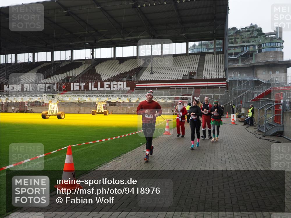 07.12.2025 - St. Pauli X-Mass-Run No. 15 Fabian Wolf http://msf.ph/oto/9418976 07.12.2025 11:29:15 Ziel 861, 2285, 2676, 3235, 3236, 4392, 4432, 4452 meine-sportfotos.de