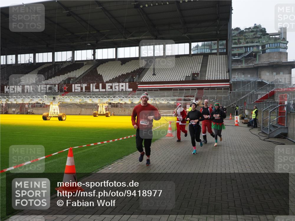 07.12.2025 - St. Pauli X-Mass-Run No. 15 Fabian Wolf http://msf.ph/oto/9418977 07.12.2025 11:29:15 Ziel 861, 2285, 2676, 3235, 3236, 4392, 4432, 4452 meine-sportfotos.de