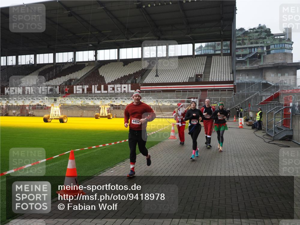 07.12.2025 - St. Pauli X-Mass-Run No. 15 Fabian Wolf http://msf.ph/oto/9418978 07.12.2025 11:29:15 Ziel 861, 2285, 2676, 3235, 3236, 4392, 4432, 4452 meine-sportfotos.de