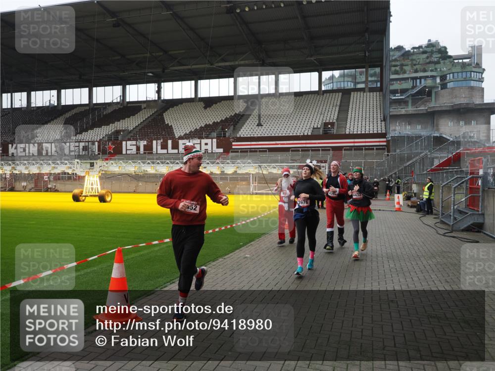 07.12.2025 - St. Pauli X-Mass-Run No. 15 Fabian Wolf http://msf.ph/oto/9418980 07.12.2025 11:29:16 Ziel 861, 2285, 2676, 3235, 3236, 4392, 4432, 4452 meine-sportfotos.de