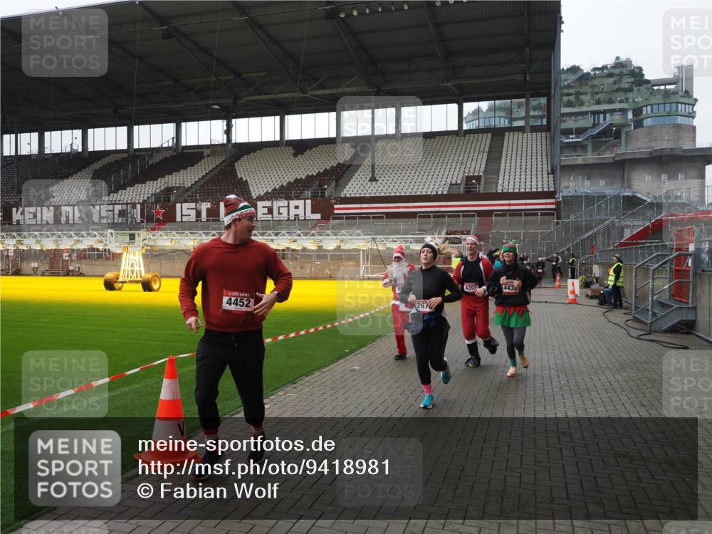 07.12.2025 - St. Pauli X-Mass-Run No. 15 Fabian Wolf http://msf.ph/oto/9418981 07.12.2025 11:29:16 Ziel 861, 2285, 2676, 3235, 3236, 4392, 4432, 4452 meine-sportfotos.de