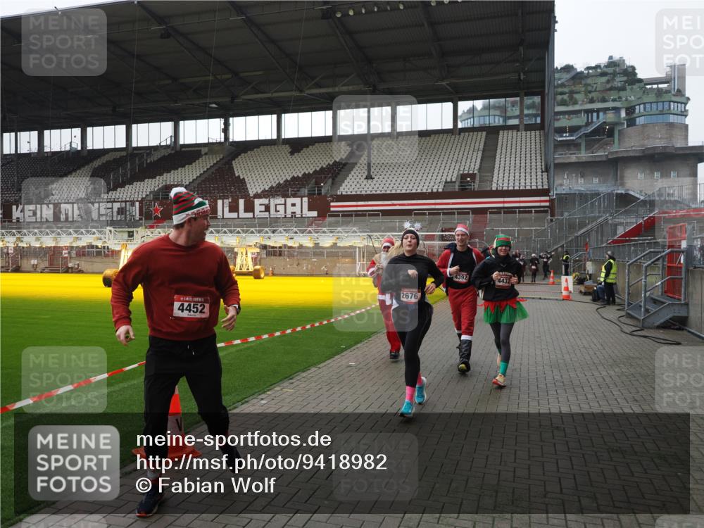 07.12.2025 - St. Pauli X-Mass-Run No. 15 Fabian Wolf http://msf.ph/oto/9418982 07.12.2025 11:29:16 Ziel 861, 2285, 2676, 3235, 3236, 4392, 4432, 4452 meine-sportfotos.de