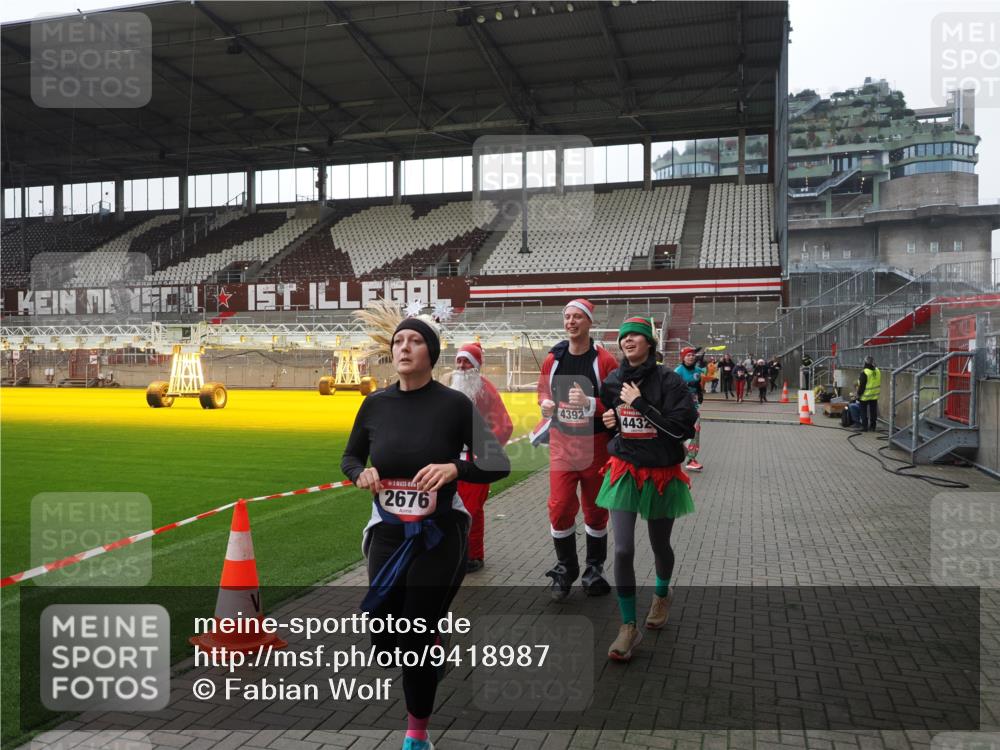 07.12.2025 - St. Pauli X-Mass-Run No. 15 Fabian Wolf http://msf.ph/oto/9418987 07.12.2025 11:29:17 Ziel 861, 2285, 2676, 3235, 3236, 4392, 4432, 4452 meine-sportfotos.de