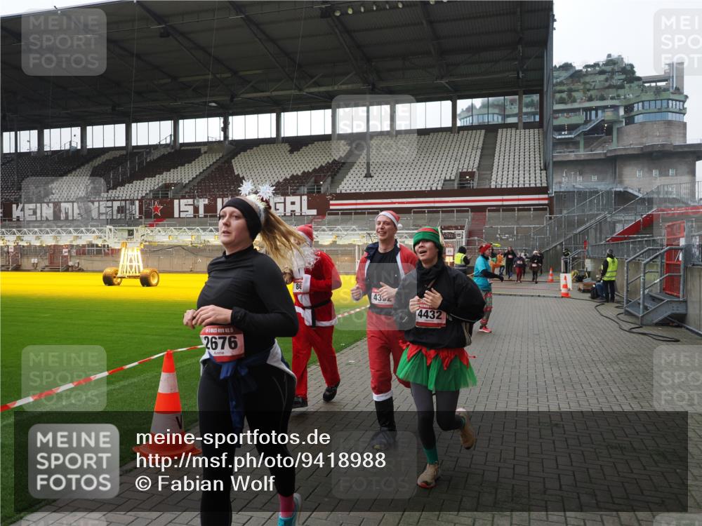 07.12.2025 - St. Pauli X-Mass-Run No. 15 Fabian Wolf http://msf.ph/oto/9418988 07.12.2025 11:29:17 Ziel 861, 2285, 2676, 3235, 3236, 4392, 4432, 4452 meine-sportfotos.de