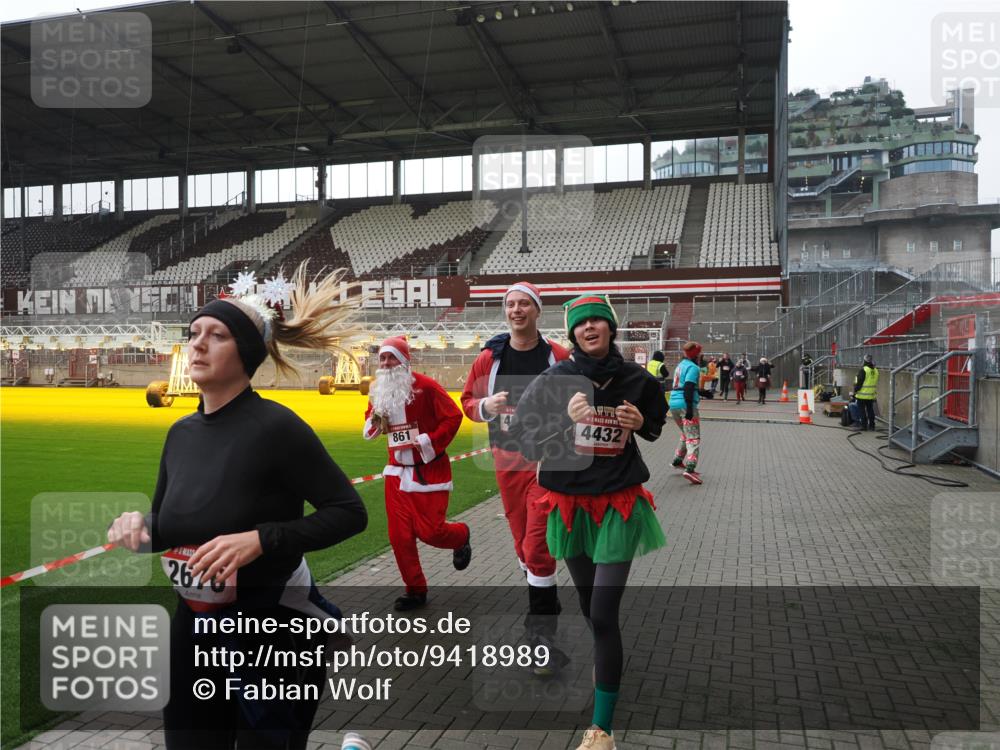 07.12.2025 - St. Pauli X-Mass-Run No. 15 Fabian Wolf http://msf.ph/oto/9418989 07.12.2025 11:29:17 Ziel 861, 2285, 2676, 3235, 3236, 4392, 4432, 4452 meine-sportfotos.de